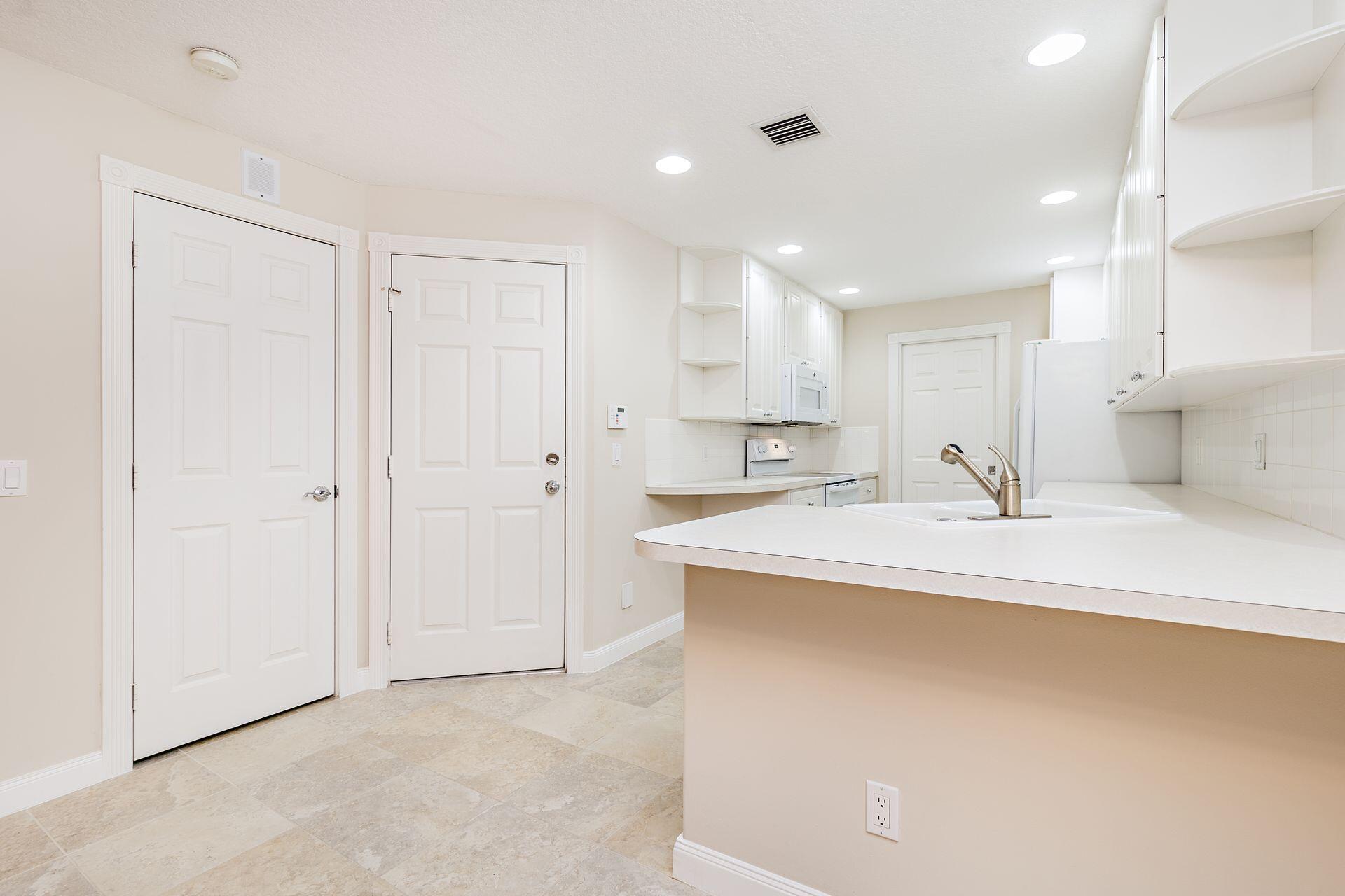 3280 West Community Drive Jupiter, FL 33458 - Photo 11 of 37 Kitchen