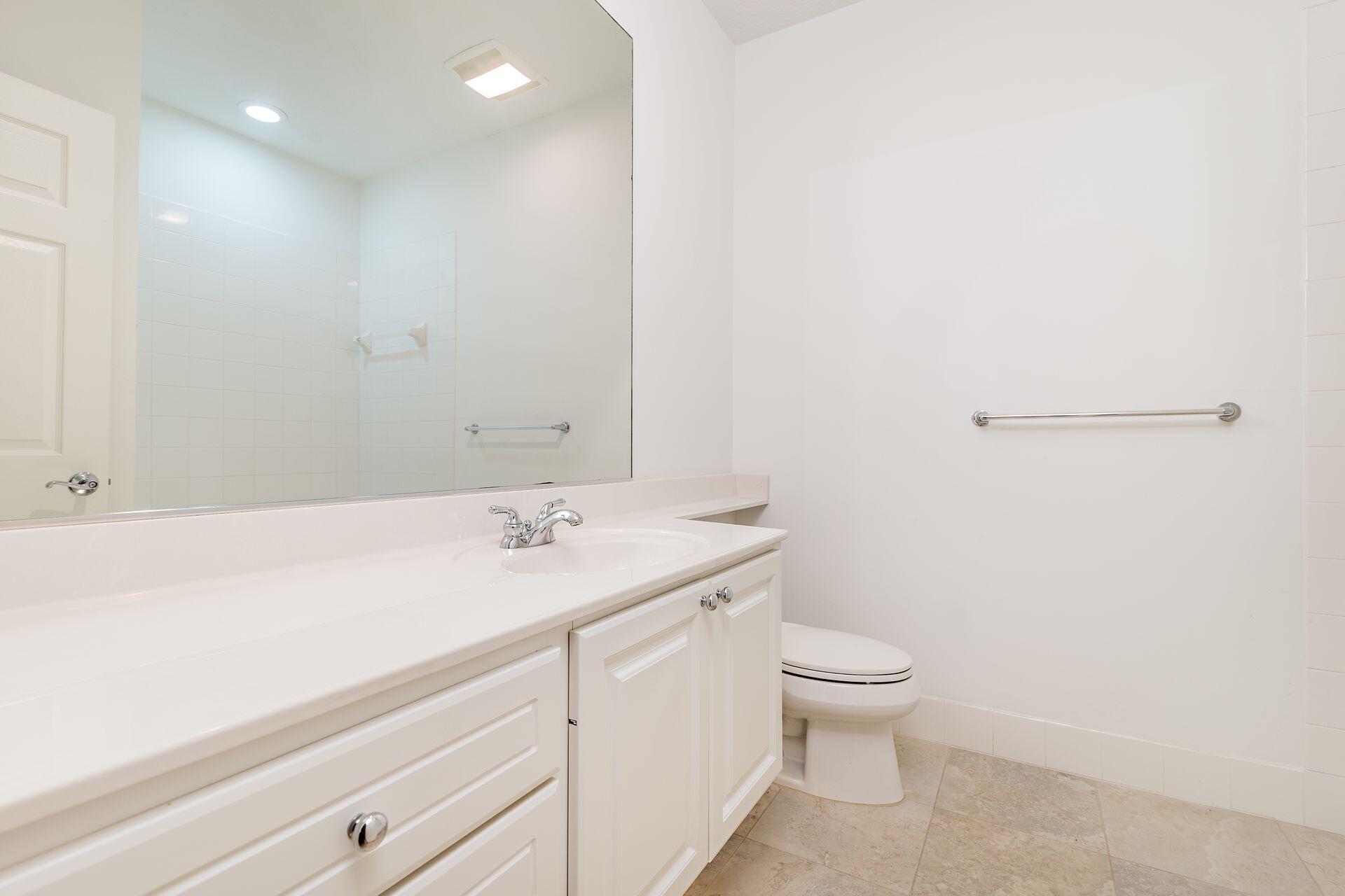 3280 West Community Drive Jupiter, FL 33458 - Photo 22 of 37 Guest Bath