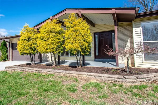 $574,900 | 13123 D`Artagnan Court, Creve Coeur, MO 63141
