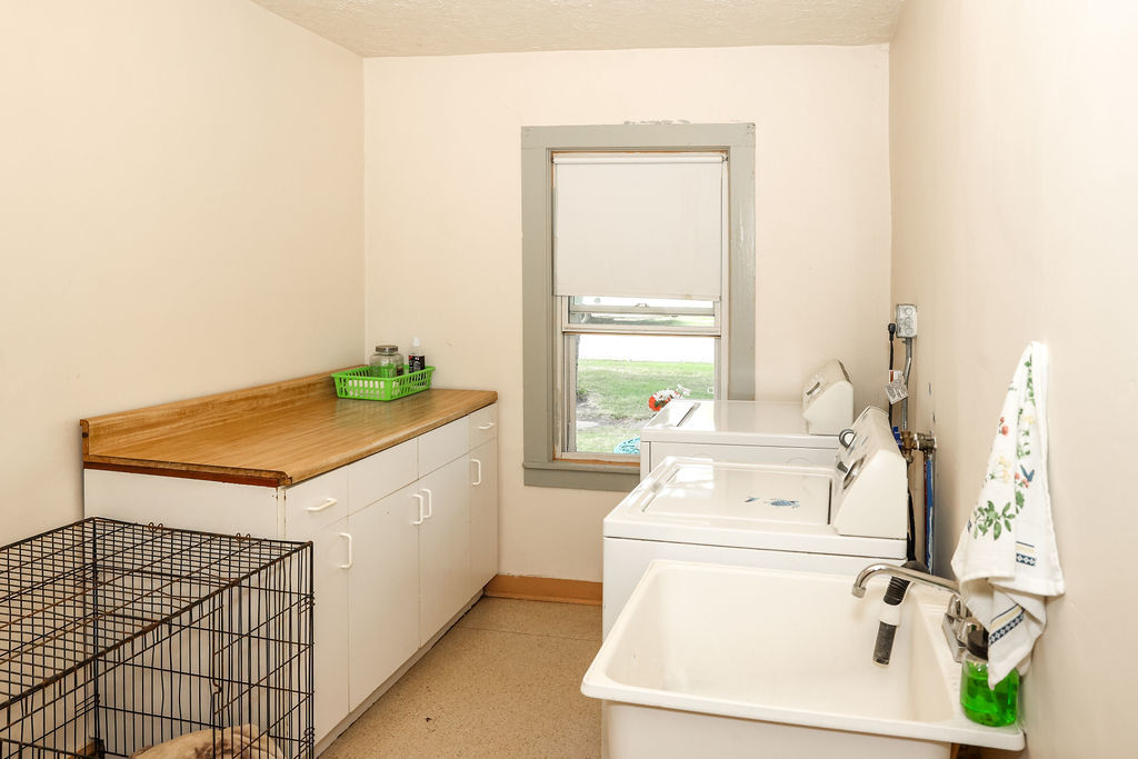 415 East Elm Street Chatsworth, IL 60921 - Photo 20 of 38 a utility room with dryer and washer