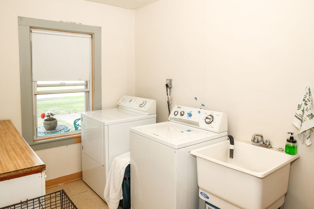 415 East Elm Street Chatsworth, IL 60921 - Photo 21 of 38 a utility room with dryer and washer