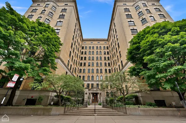 $325,000 | 559 West Surf Street, Unit 306, Chicago, IL 60657
