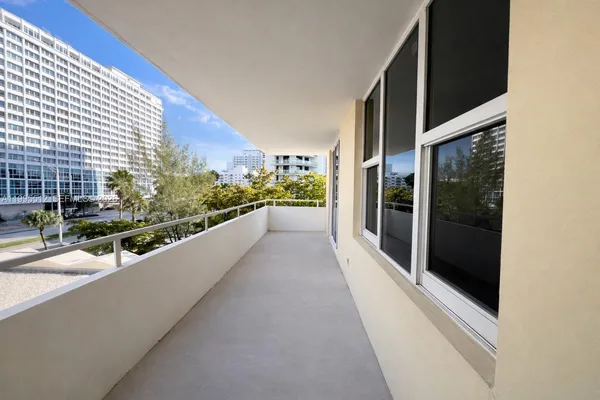 $3,875 | 5600 Collins Avenue, Unit 4E, Miami Beach, FL 33140