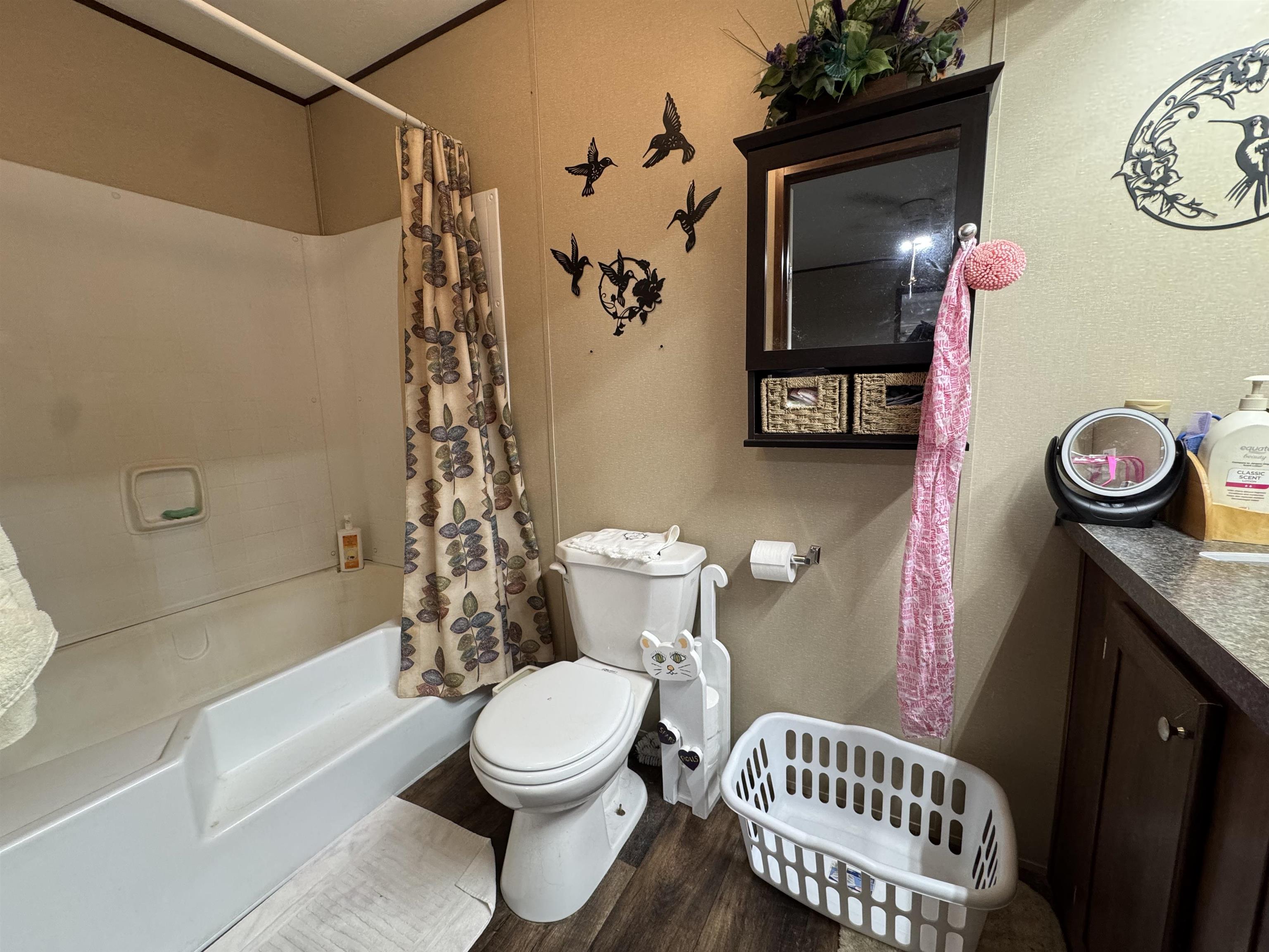 125 Elam Way Savannah, TN 38372 - Photo 20 of 36 a bathroom with a toilet a sink and bathtub