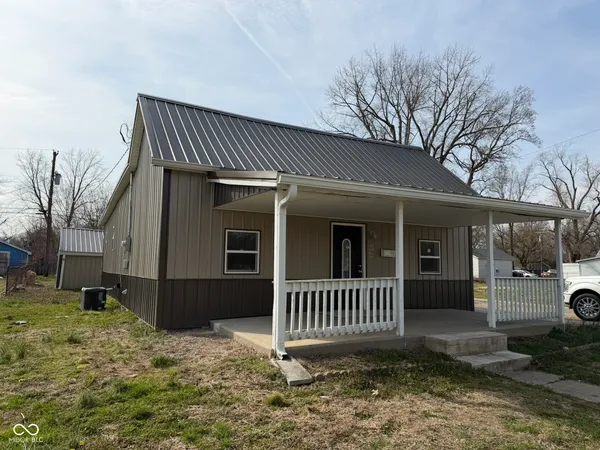 $115,900 | 522 North Main Street, Clinton, IN 47842