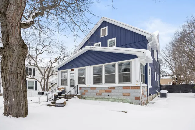 $325,000 | 517 Elm Street Southeast, Lowell, MI 49331