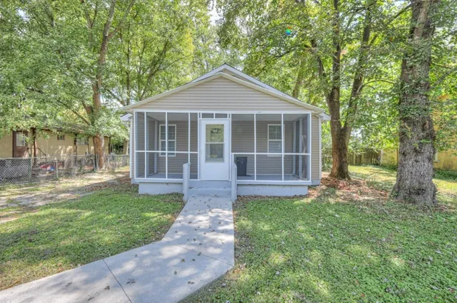 a view of front of a house with a yard