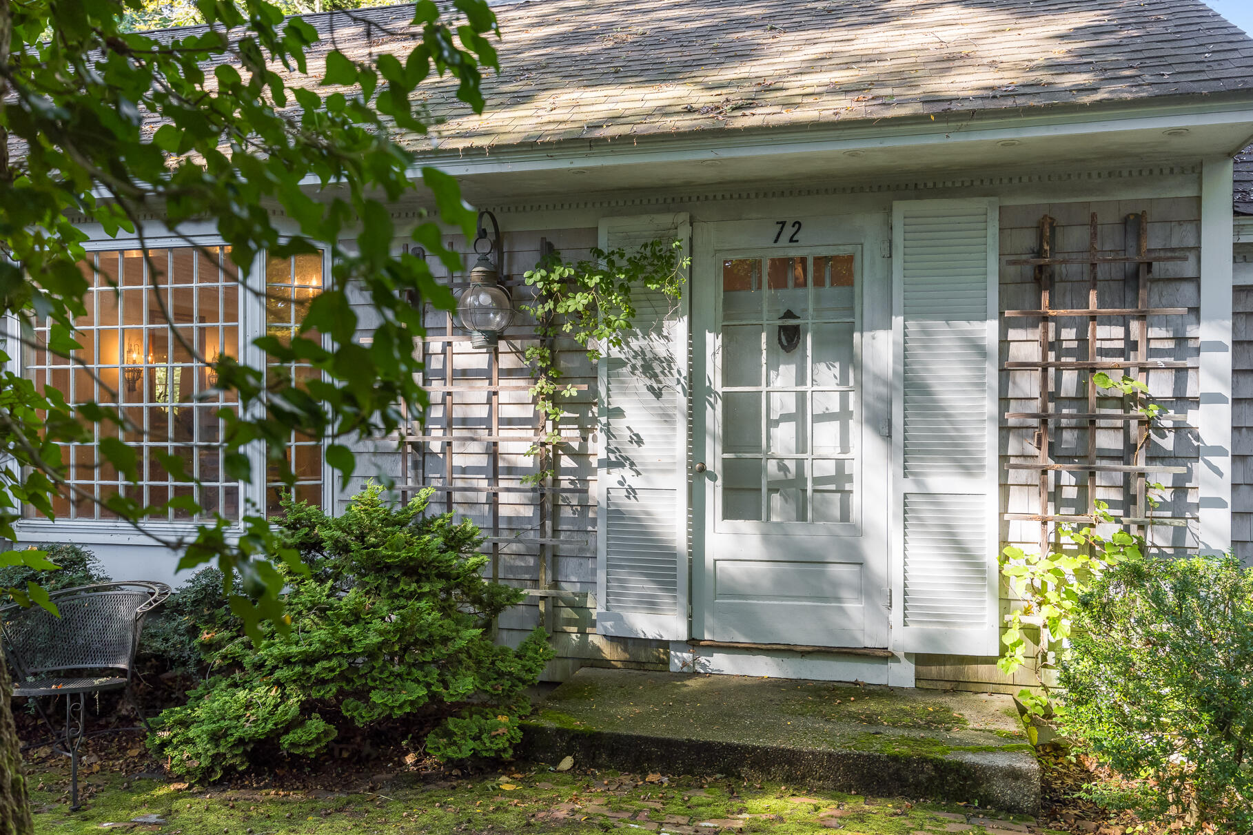 a view of a water fountain in front of a house