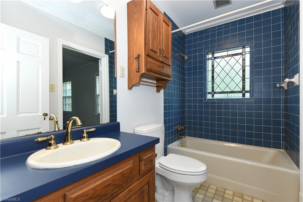 628 Ritters Lake Road Greensboro, NC 27406 - Photo 23 of 49 Hall bath serves 2 bedrooms