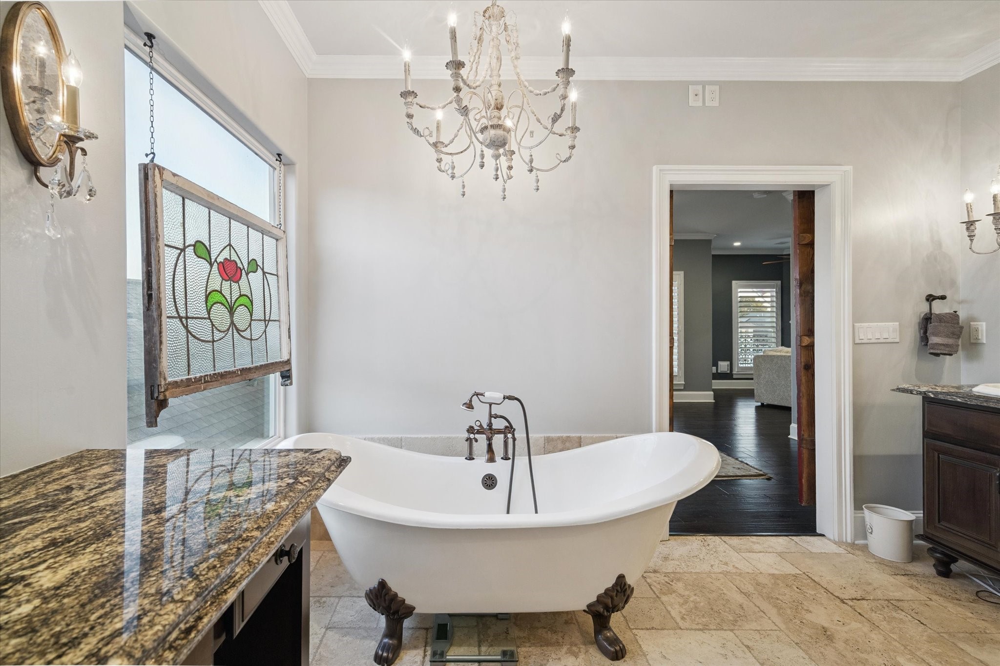 205 West 24th Street Houston, TX 77008 - Photo 20 of 32 a bathroom with a sink and a mirror