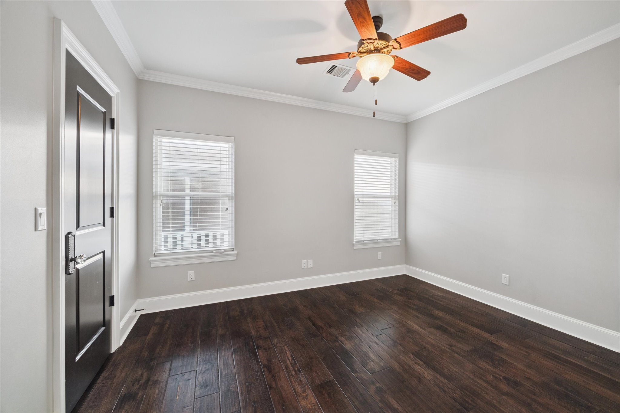 205 West 24th Street Houston, TX 77008 - Photo 21 of 32 an empty room with wooden floor fan and windows