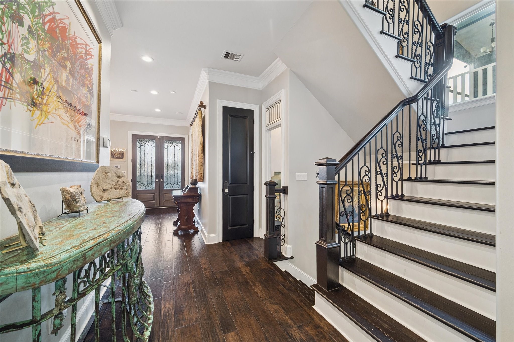 205 West 24th Street Houston, TX 77008 - Photo 6 of 32 a living room with furniture and a wooden floor
