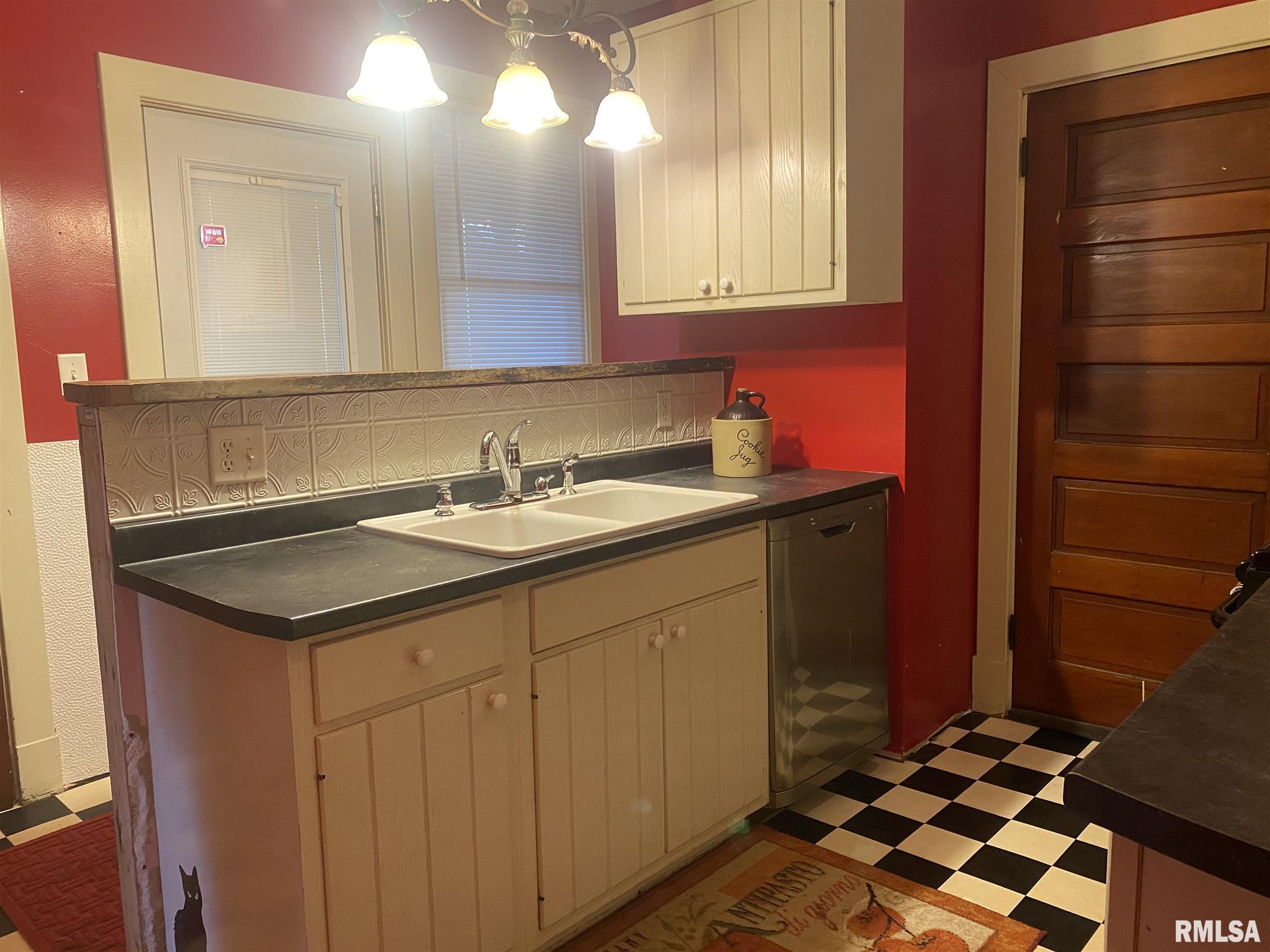 3301 Rockingham Road Davenport, IA 52802 - Photo 8 of 31 Gallery Image 8