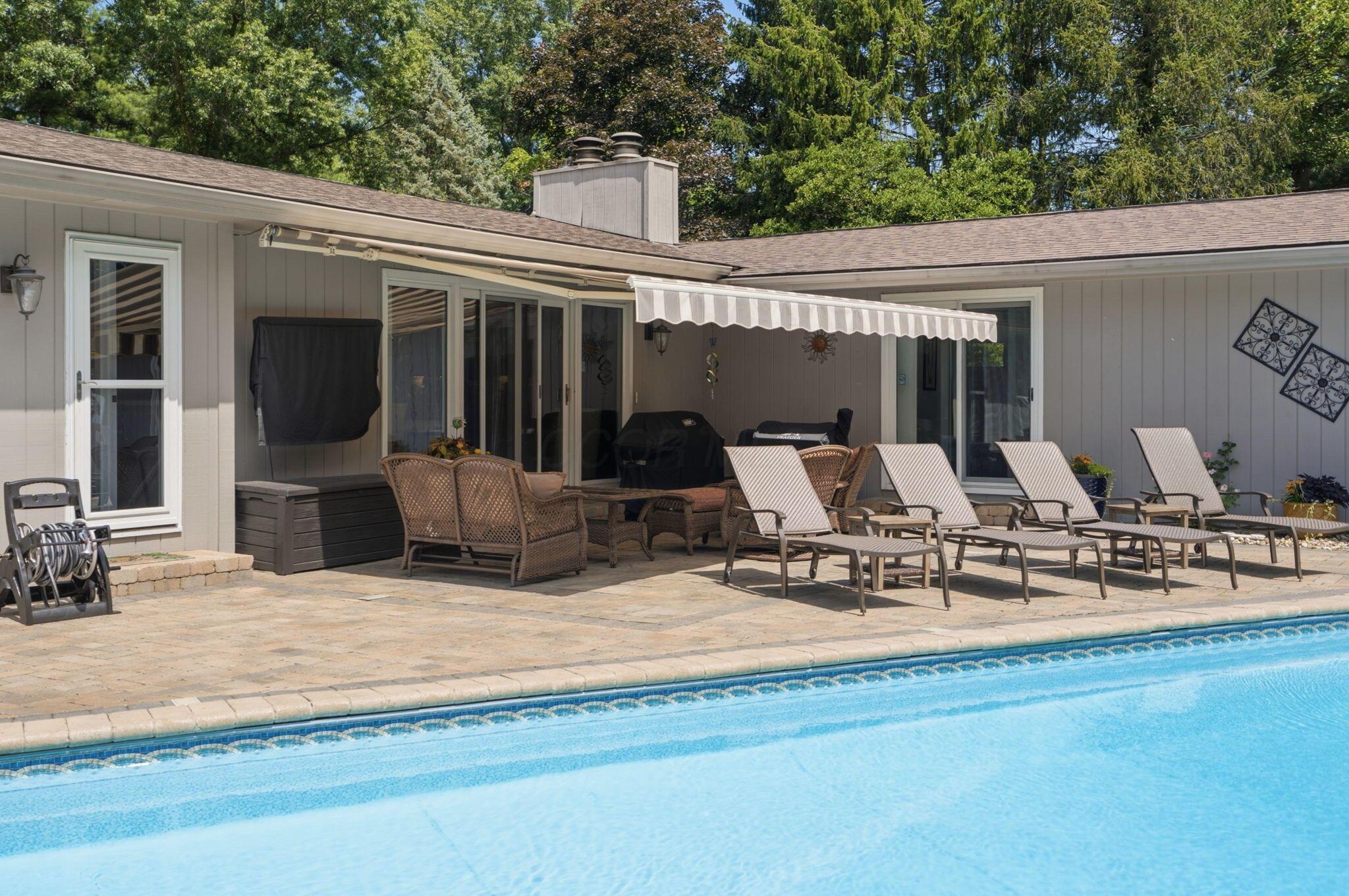 7232 Lee Road Westerville, OH 43081 - Photo 99 of 122 Sunsetter Shade