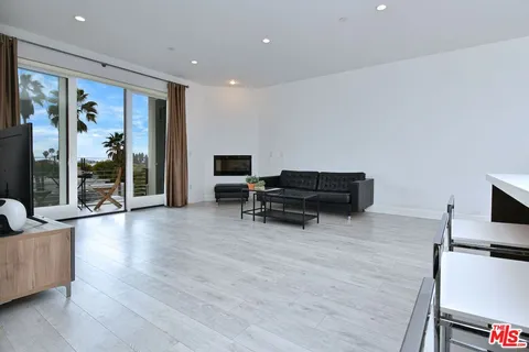 $869,000 | 118 South Kenwood Street, Unit 305, Glendale, CA 91205