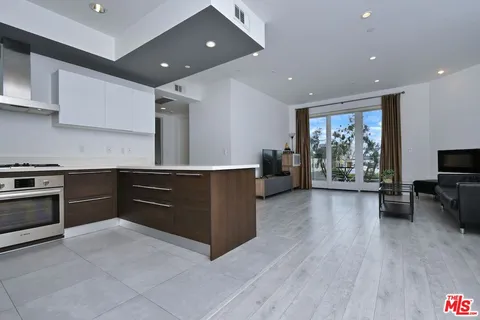 $869,000 | 118 South Kenwood Street, Unit 305, Glendale, CA 91205