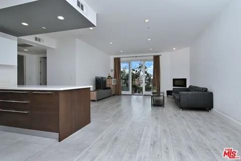 $869,000 | 118 South Kenwood Street, Unit 305, Glendale, CA 91205