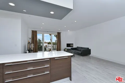 $869,000 | 118 South Kenwood Street, Unit 305, Glendale, CA 91205