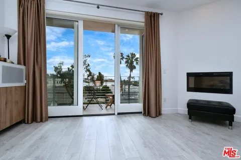 $869,000 | 118 South Kenwood Street, Unit 305, Glendale, CA 91205