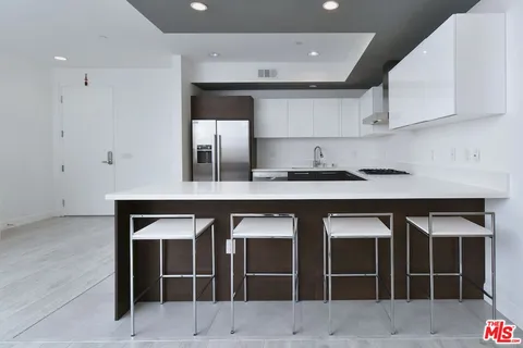 $869,000 | 118 South Kenwood Street, Unit 305, Glendale, CA 91205