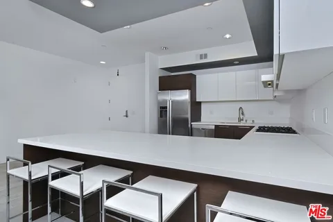 $869,000 | 118 South Kenwood Street, Unit 305, Glendale, CA 91205