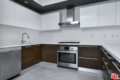 $869,000 | 118 South Kenwood Street, Unit 305, Glendale, CA 91205