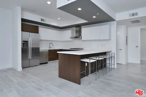 $869,000 | 118 South Kenwood Street, Unit 305, Glendale, CA 91205