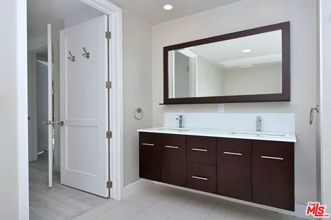 $869,000 | 118 South Kenwood Street, Unit 305, Glendale, CA 91205