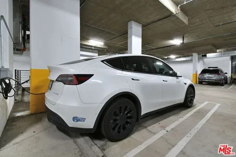 $869,000 | 118 South Kenwood Street, Unit 305, Glendale, CA 91205