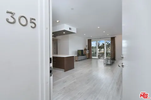 $869,000 | 118 South Kenwood Street, Unit 305, Glendale, CA 91205