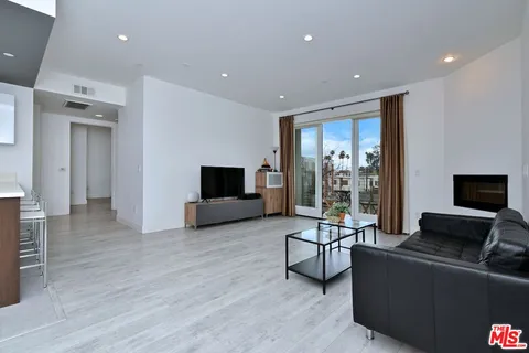$869,000 | 118 South Kenwood Street, Unit 305, Glendale, CA 91205
