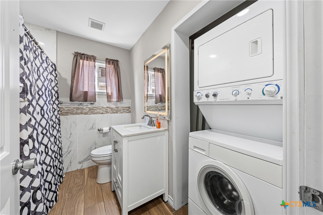 2716 McKenzie Avenue Waco, TX 76708 - Photo 21 of 31 bath and laudry