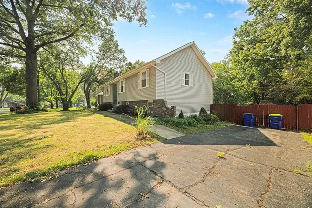 $334,900 | 1000 Southwest Lakeview Boulevard, Lee's Summit, MO 64081