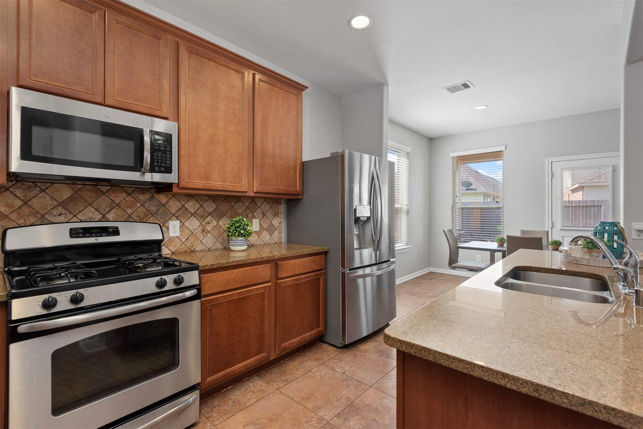 6211 Flagg Ranch Drive Spring, TX 77388 - Photo 14 of 36 Stainless steel appliances, generous cabinetry, and a cozy breakfast area. Ideal for both casual meals and daily convenience.