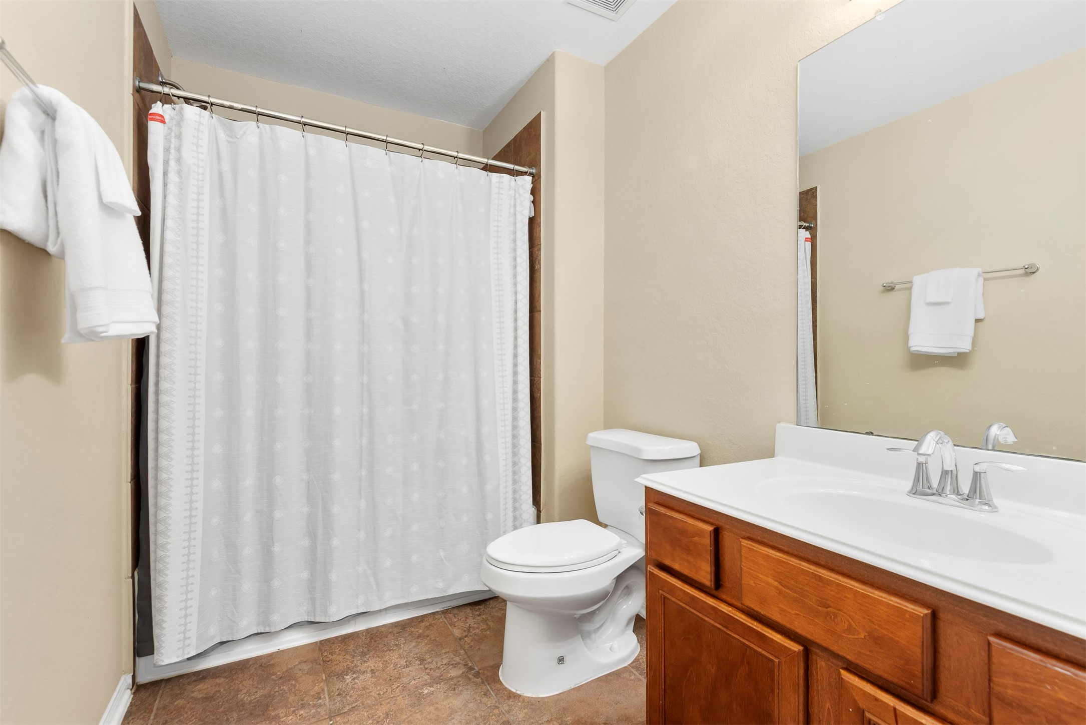 6211 Flagg Ranch Drive Spring, TX 77388 - Photo 28 of 36 Full bathroom conveniently located between secondary bedrooms, featuring a functional layout for everyday use.