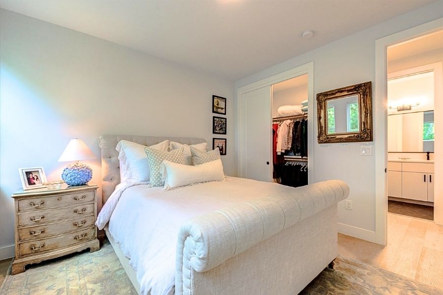 916 East 50th Street, Unit 1 Austin, TX 78751 - Photo 21 of 36 2 of 2 secondary bedrooms on the 2nd floor, currently being used as a guest room. Easily accommodates a queen sized bed and dresser/nightstands.