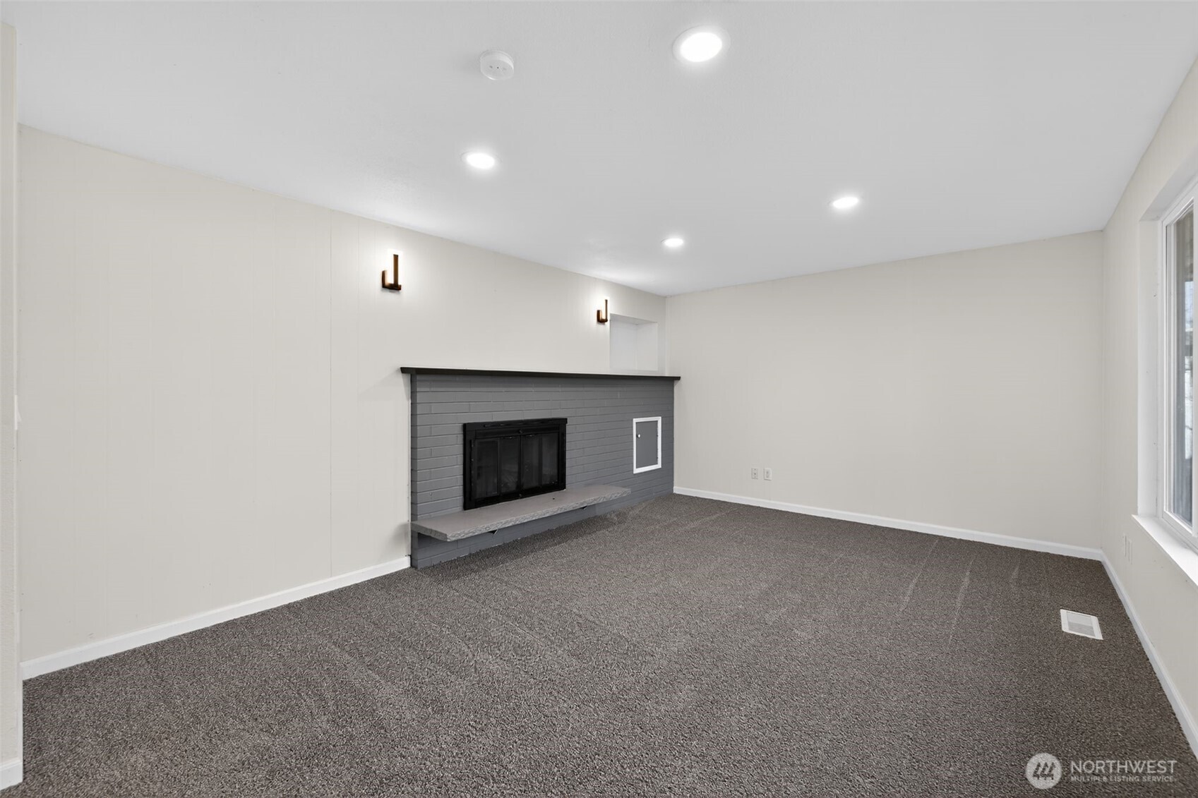 17843 110th Avenue Southeast Renton, WA 98055 - Photo 23 of 31 a view of empty room with a fireplace