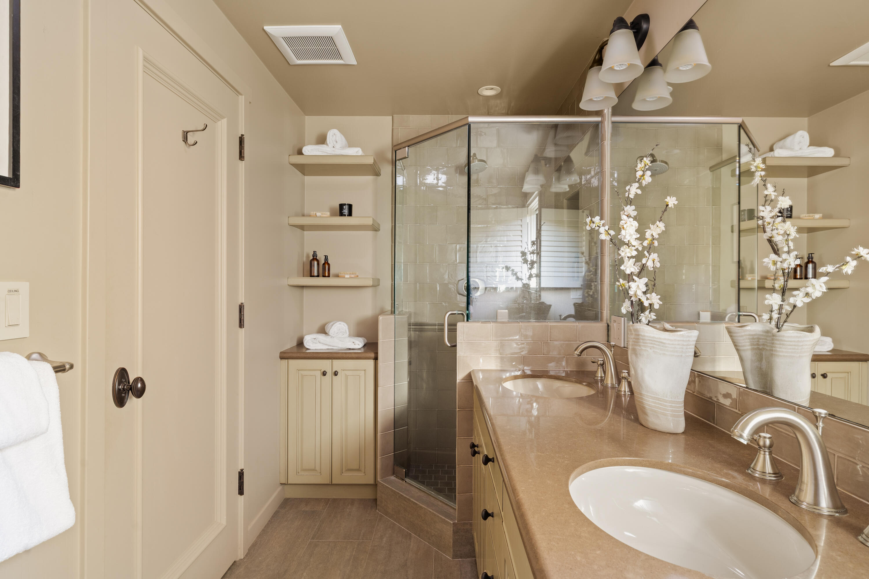 813 Country Club Road Ojai, CA 93023 - Photo 16 of 31 Guest En-Suite Bathroom