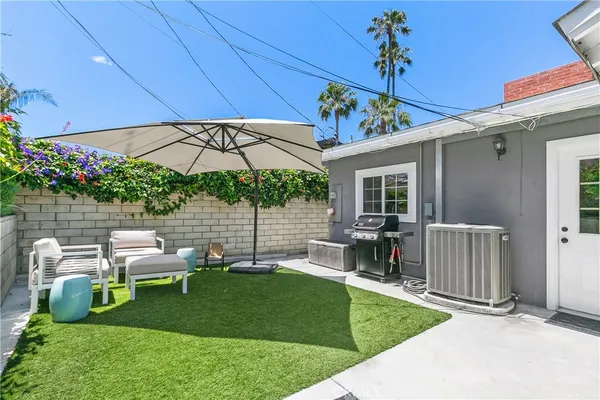 a view of a house with backyard and porch