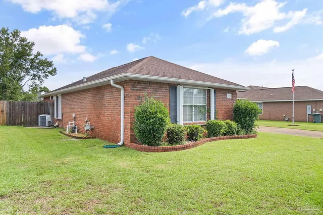 a view of a house with backyard and porch