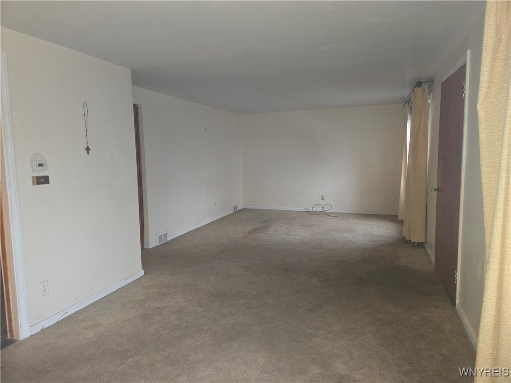 298 Lowell Road Tonawanda, NY 14217 - Photo 4 of 36