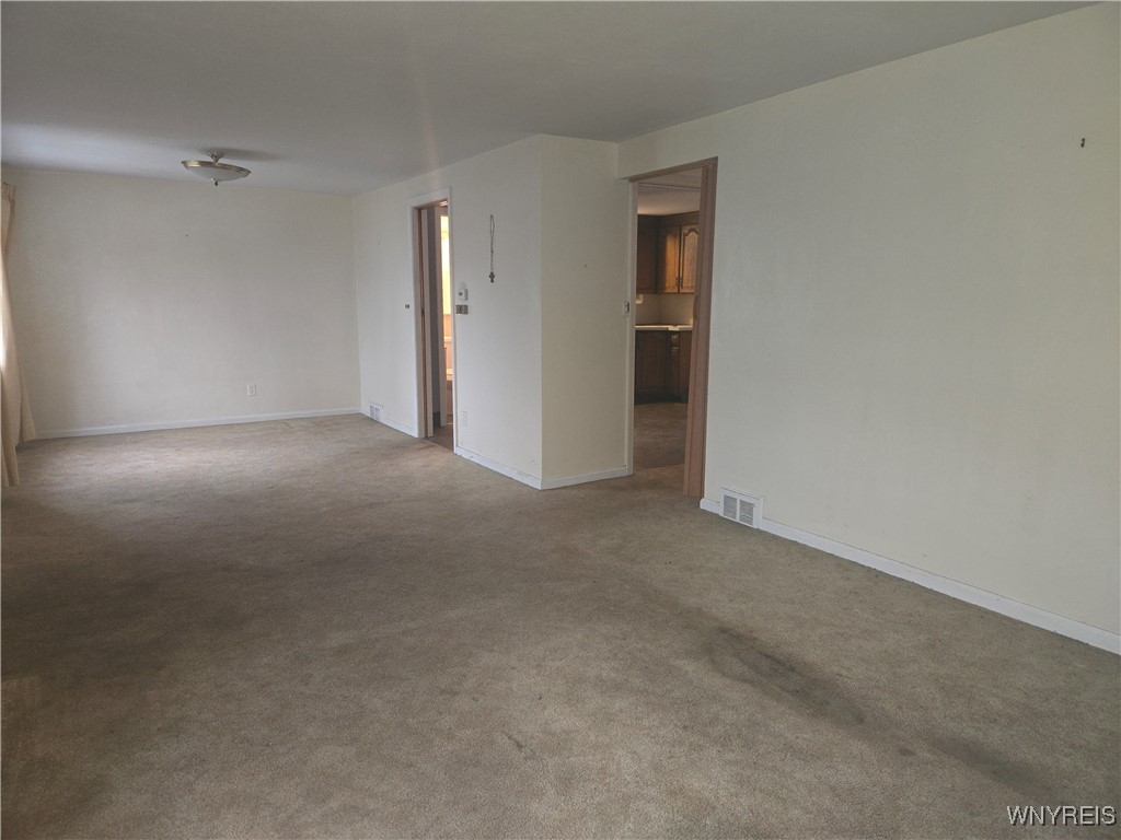 298 Lowell Road Tonawanda, NY 14217 - Photo 5 of 36