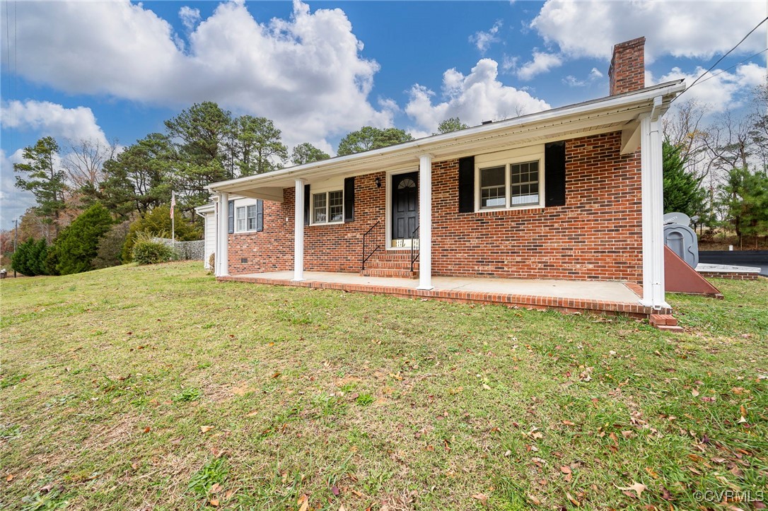 Ranch-style house with a front lawn
