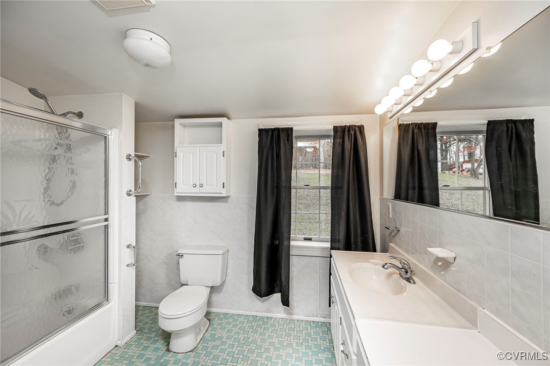 2100 Mt Landing Road Tappahannock, VA 22560 - Photo 16 of 31 Full bathroom featuring a wealth of natural light,