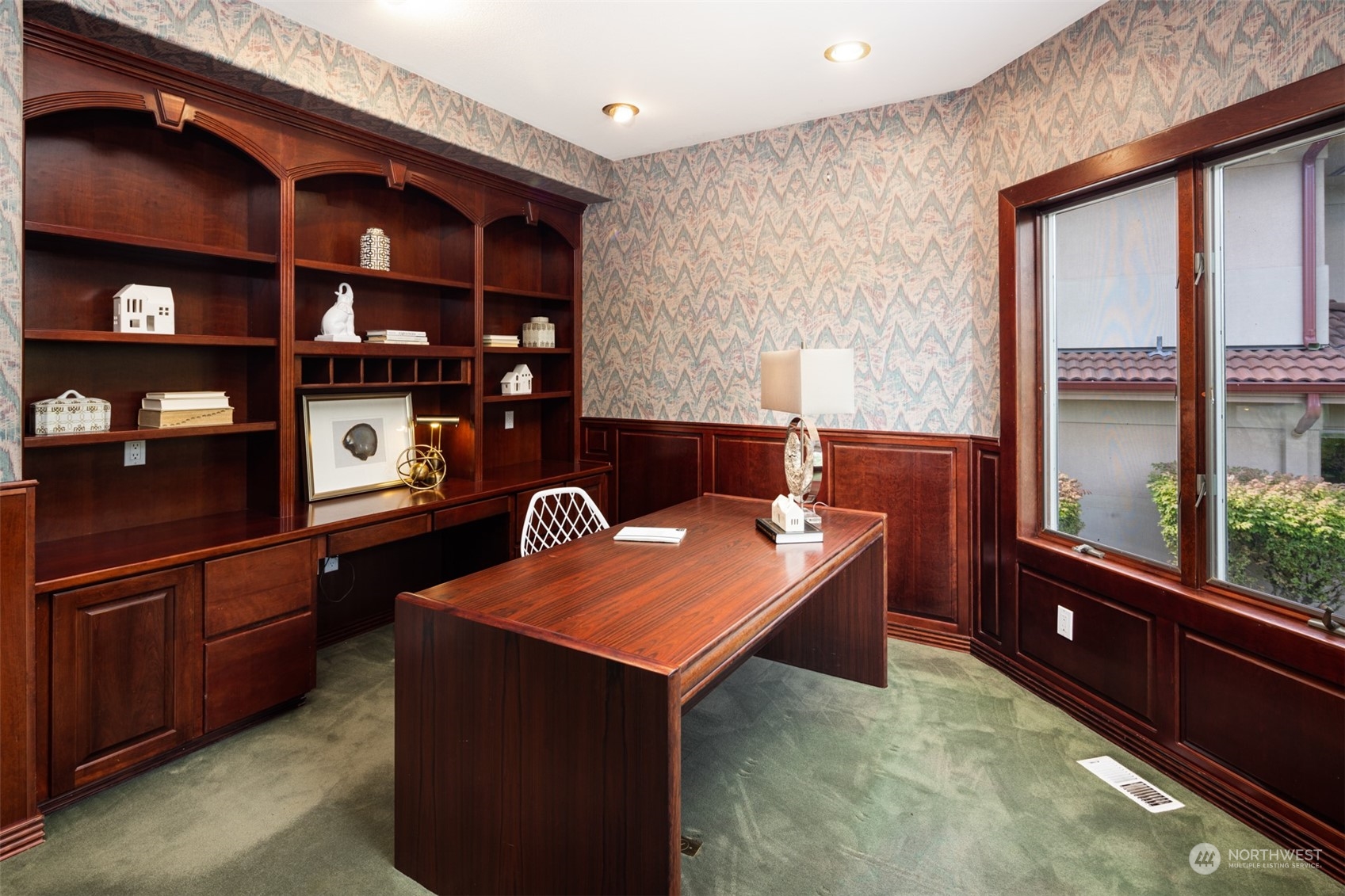 2013 Northwest Lacamas Drive Camas, WA 98607 - Photo 18 of 40 a workspace with furniture