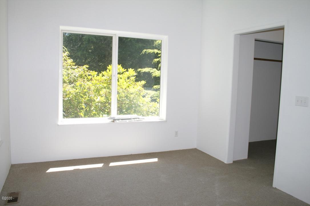 7 Big Tree Road Gleneden Beach, OR 97388 - Photo 24 of 31 Lower Level Bonus/Bedroom