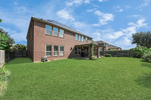 a view of a house with backyard