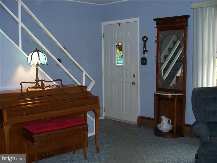 43 Quiet Road Levittown, PA 19057 - Photo 5 of 25 Living Room