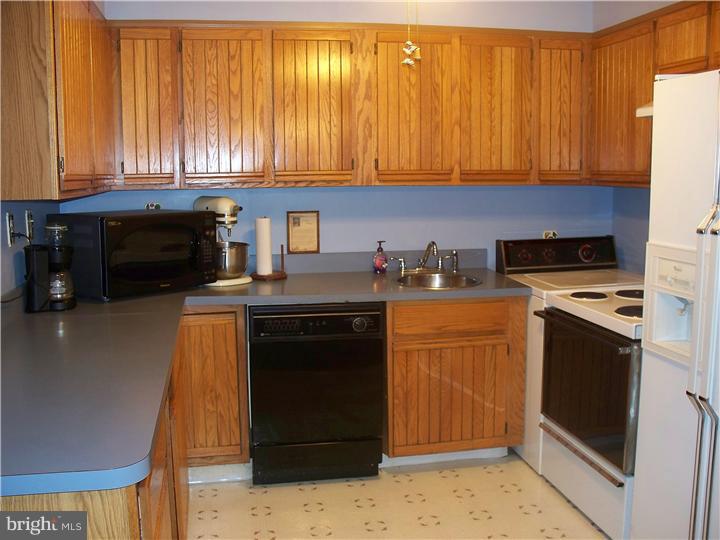 43 Quiet Road Levittown, PA 19057 - Photo 8 of 25 Kitchen