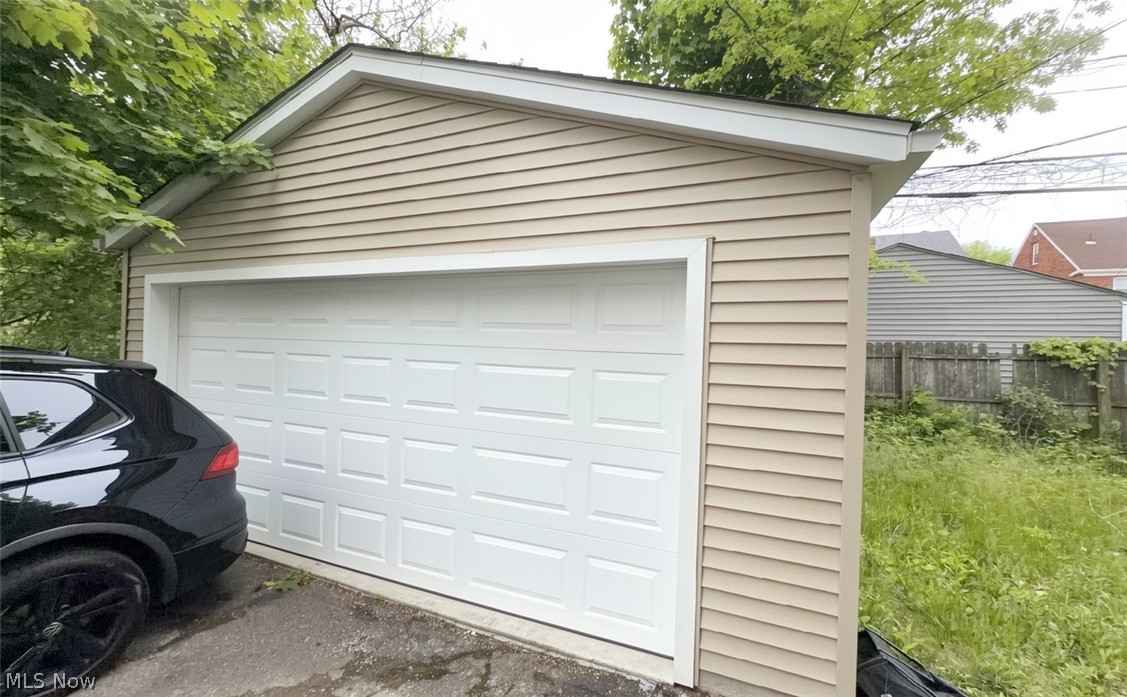 949 Helmsdale Road Cleveland Heights, OH 44112 - Photo 3 of 29